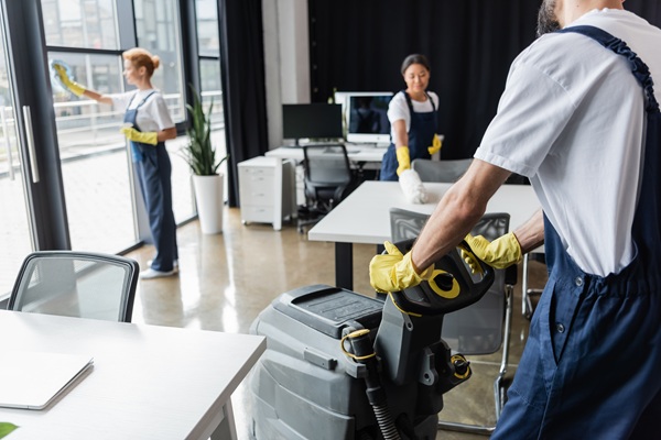 Spațiu de birouri curat și luminos întreținut de AVM Cleaning în București
